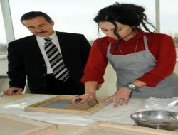 Atık Kâğıtlar, Hünerli Hanımların Ellerinde Kart Postala Dönüşüyor