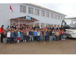 Siirt Üniversitesi'nden Öğrencilere Ayakkabı Yardımı