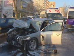 Ankara’da Otomobil İle Minibüs Kafa Kafaya Çarpıştı: 1‘i Ağır, 7 Yaralı