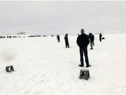 Buz Tutan Göl Üzerinde Öğrencilerin Futbol Keyfi