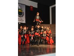 Kafkas Tiyatro Topluluğu İlk Oyununu Sahneledi