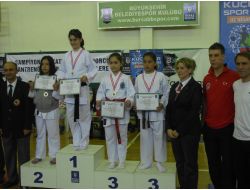 Genç Karatecilerden 5 Madalya