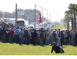 Köylü Yol Kapattı, Antalya’ya Ulaşım Saatlerce Durdu