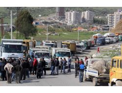 İzmir'de Vatandaşlar Çöp Kamyonlarının Önünü Keserek Eylem Yaptı