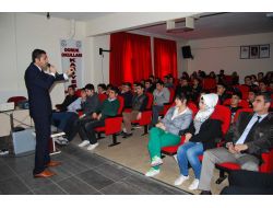 Lise Öğrencileri Hızlı Okuma Tekniklerini Öğreniyor