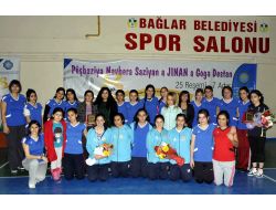 8 Mart Kadın Voleybol Turnuvası Başladı