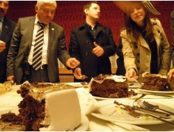 Başbakanın Pastasını Partili Gençler Yedi