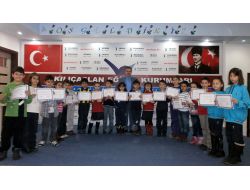 4 Ayda 5 Bin Sayfa Kitap Okuyan Miniklere Kitap Kurdu Sertifikası Verildi