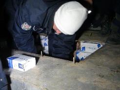 Minibüsün tabanındaki zulada 10 bin paket kaçak sigara