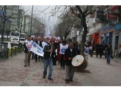 Memurlar İş Bırakıp Davul Zurnayla Halay Çekti