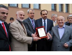 İş Adamı İmam Hatip Lisesine Servis Aracı Bağışladı