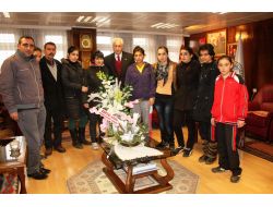 Bayan Futbolculardan Belediye Başkanı Dede’ye Ziyaret