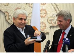 Hristofyas, Gözü Yaşlı Bir Şekilde Yakın Çalışma Arkadaşlarına Veda Etti