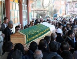 Eşi Ve Çocuklarını, İlk Eşi İle Aynı Gün Kaybetti