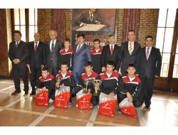 İşitme Engelli Güreş Birincisi Öğrenciler Vali Öz’ü Ziyaret Etti