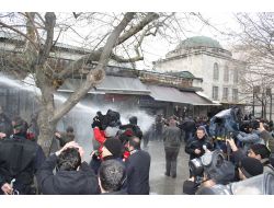 Konferansı Basmak İsteyen Öğrencilere Polis Müdahalesi