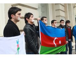 Azerbaycanlı Gençler Fransa Elçiliğinin Önünde Gösteri Yaptı
