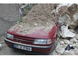 Ev Ve Arabalarının Üzerine Dev Kayalar Düştü