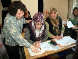 Emekli Öğretmen Yaşlı Kadınlara Okuma Yazma Öğretiyor
