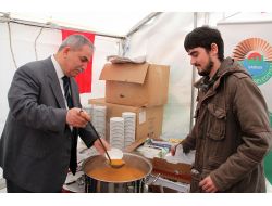 Belediye Başkanı Demirtaş, Kendi Eliyle Öğrencilere Çorba Dağıttı