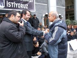 Belediye Başkanının Tutuklanmasını Ellerini Kelepçeleyerek Protesto Ettiler