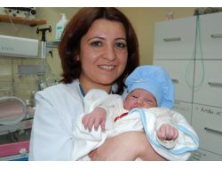 Kur'an Kursu Avlusuna Bırakılan Bebek Yeni Ailesine Kavuştu