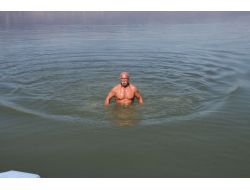 Profesör, Göldeki Kirliliğe Ve Sudaki Çekilmeye Dikkat Çekmek İçin Yüzdü