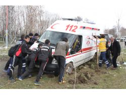 Çamura Saplanan Ambulansı, Sporcular Çıkardı