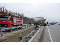 Direksiyon Hâkimiyetini Kaybeden Tır Bariyerlere Çarptı: 2 Yaralı