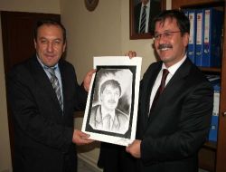 Niğdeli Ressam Karakalem Çalışmalarını Hediye Etti