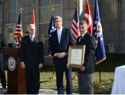 Kerry, Terör Saldırısında Ölen Akarsu’yu Anma Törenine Katıldı