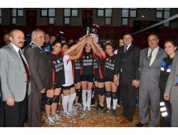 Polisin Düzenlediği Liseler Arası Bayanlar Voleybol Turnuvası Sona Erdi