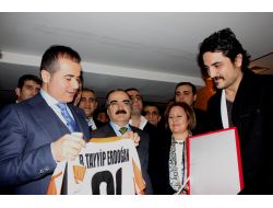 Bakan Kılıç, Altın Madalya Kazanan Nevin Yanıt’ı Kutladı