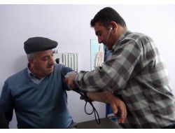 Beldeye Doktor Gelmemesini Protesto İçin Köylüler Temsili Doktor Ve Hemşire Oldu