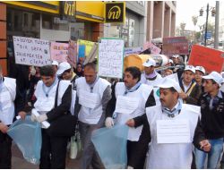 Öğrenciler Sigarayı Tabutta Taşıdılar Sonra Gömdüler