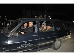 Başbakan Hayranı Yaşlı Çift, Erdoğan'a Baston Ve Tespih Hediye Etti