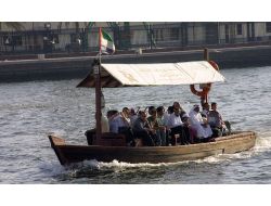 DUBAİ KOYUNDA RENKLİ TEKNE KEYFİ