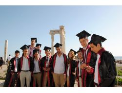 Alman Aile, Apollon Tapınağı'nda Güneşli Havanın Keyfini Çıkardı