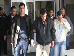 Çaldıkları Çekleri Polise Bozdurmak İsteyince Yakayı Ele Verdiler