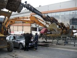 Seyir Halindeki Otomobilin Üzerine Vinç Düştü