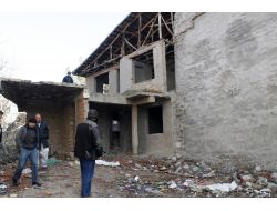 1995 Depreminden Kalan Metruk Binalar Yıkılıyor