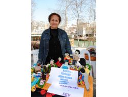 Tığla Ördüğü Kadın Figürleriyle, Kadına Şiddete Tepki Gösterdi