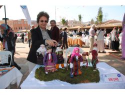 Folklorik Bebeklerle Gelinle Kaynananın Huzur İçinde Yaşayacağını Gösteriyor