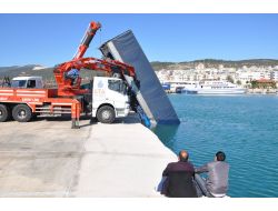 Mersin'de Rüzgar Tır'ı Denize Uçurdu