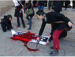 ADLİYE ÖNÜNDE 'KANLI' EYLEM