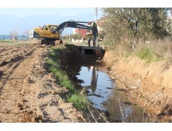 Burhaniye Belediyesi Menfez Temizliğine Başladı