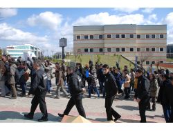 Arkadaşlarının Üniversiteden Uzaklaştırılmasını Protesto Ettiler