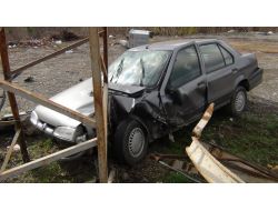 Lastiği Patlayan Araç Elektrik Direğini Devirdi; 4 Yaralı