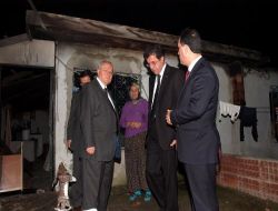 Denizli Protokolü Evi Yanan Aileyi Yılbaşı Gecesi Ziyaret Etti