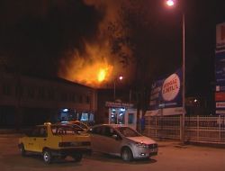 Ankara'daki Yangın: Yunus Emre Halk Çarşısı'nda Alevler Kontrol Altına Alındı